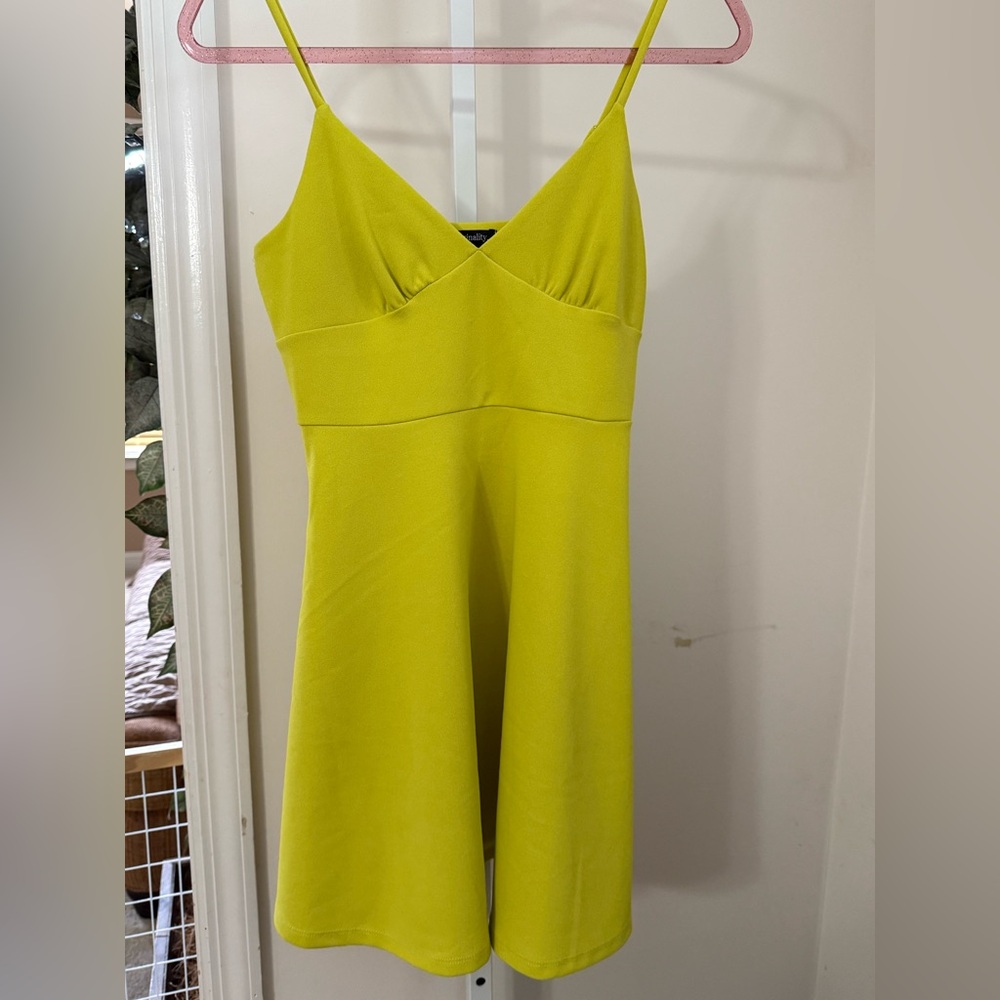 ORIGINALITY SPAGHETTI STRAP MIDI DRESS IN MUSTARD YELLOW. NWT. SIZE SMALL.